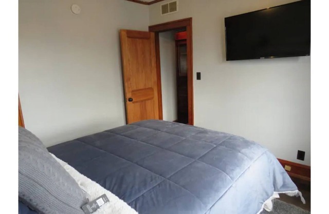 Gorgeous 3 Bedroom Apartment w/ Free Parking