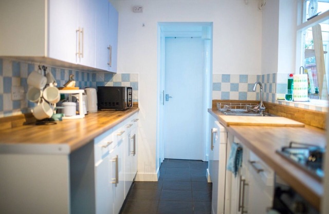 Gorgeous 3 bedroom cottage, 5 min from the centre, super fast wifi, paid parking