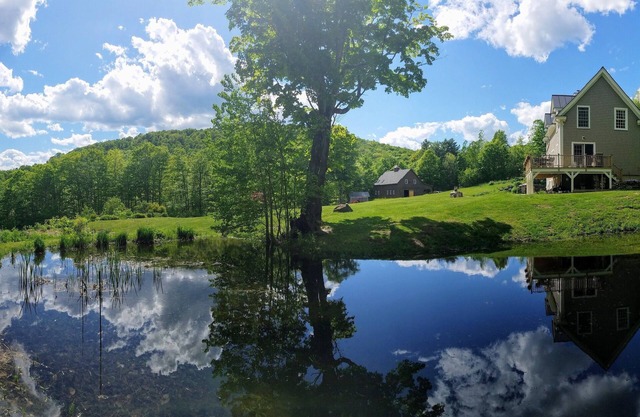 Gorgeous 3-BR Song Sparrow Cottage & gardens. Off-grid power with Internet.