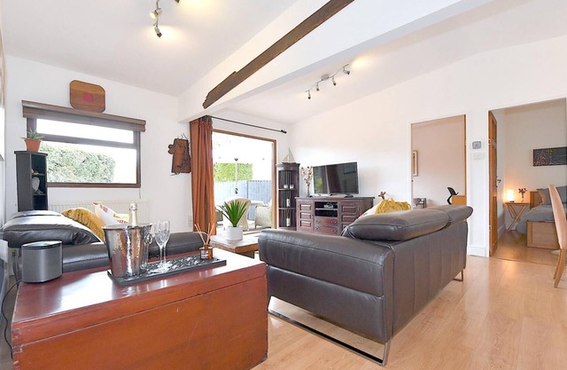 Gorgeous 3BD Cottage in the Heart of Guildford