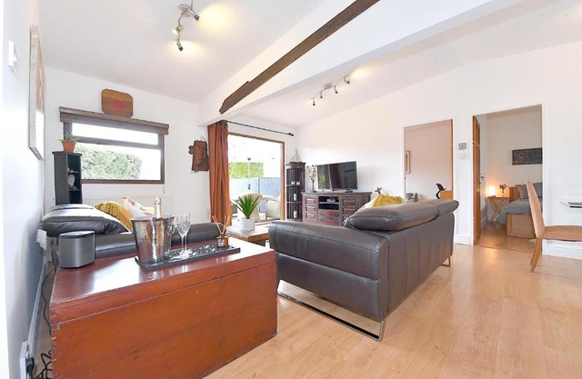 Gorgeous 3BD Cottage in the Heart of Guildford