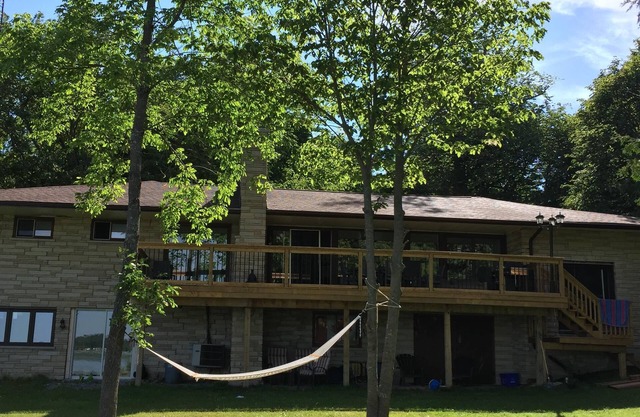 Superbe 4 Bdm Cottage sur plus de 2 acres de Waterfront