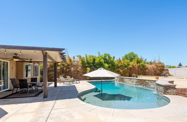 Gorgeous 4-Bdrm Home/ Heated Pool/ Quite Neighborhood/ Fireplace/ Fast Internet