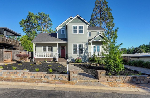 Spacious 4-bedroom house steps to Historic Folsom's Sutter Street & Lake Natoma