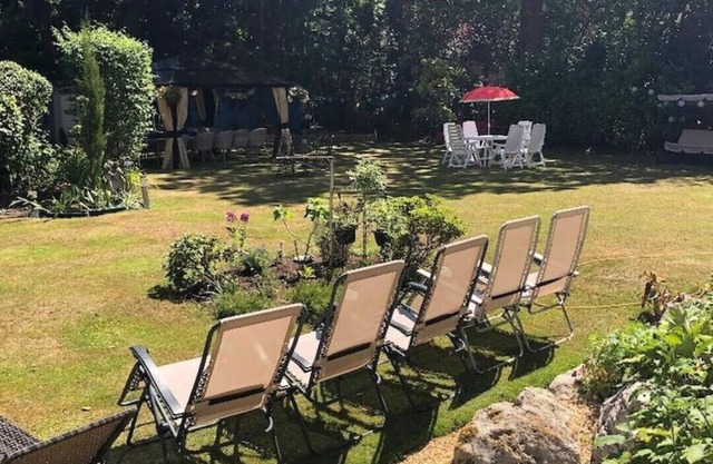Amazing 4 BR 3 bathroom luxury maisonette with Spa hot tub access !