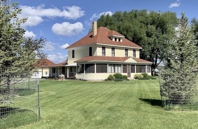 Gorgeous 5 Bedroom 4 Bath Home on the White River