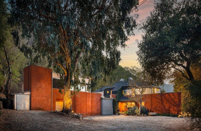 Gorgeous 5-bedroom estate in Malibu Canyon with 2 private apartments, sleeps 13!