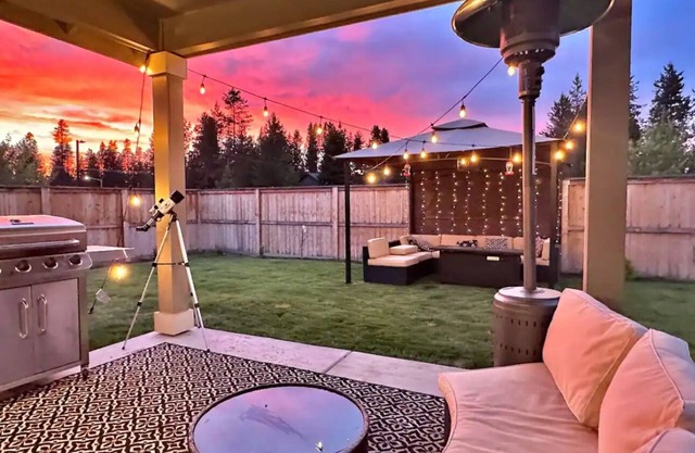 Gorgeous 5-bedroom house with game room in La Pine. Perfect for large groups
