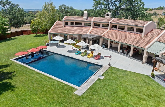 Gorgeous 5-bedroom, sleeps 12, 20 minutes from Sensorio, centrally located