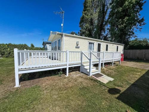 Gorgeous 6 Berth Caravan With Decking Area, Dovercourt Holiday Park Ref 44510A