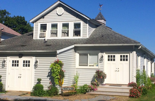 MAGNIFIQUE 6-BR LAKEFRONT