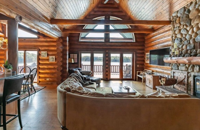 Georgeous 7 chambres Log Lodge Sauna 2 Cheminées Salle de jeux Wi-Fi Slps jusqu'à 24