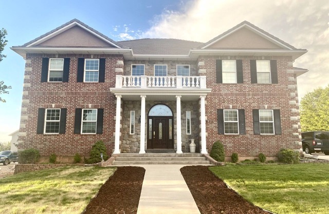 Gorgeous 8-Bedroom Mansion with Private Pool in Cedar City