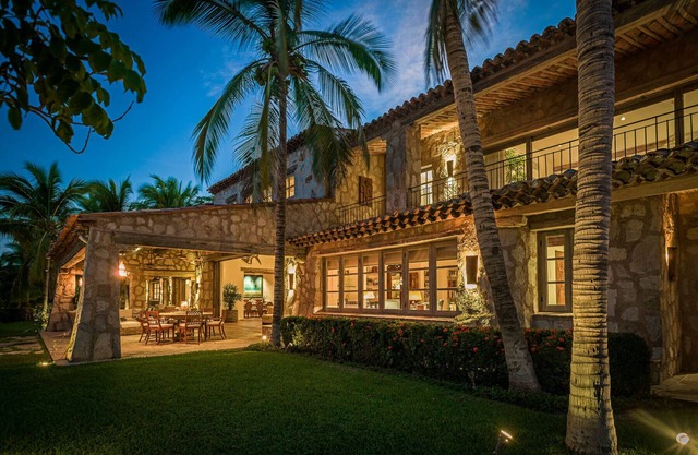 Superbe 8 BR Beachfront Koll Estate w / piscine privée, A / C, WiFi, barbecue et plus encore!