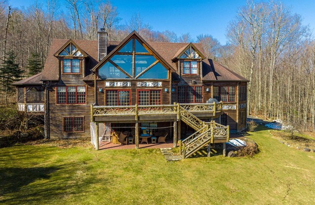 Gorgeous and spacious Adirondack home with in-ground pool