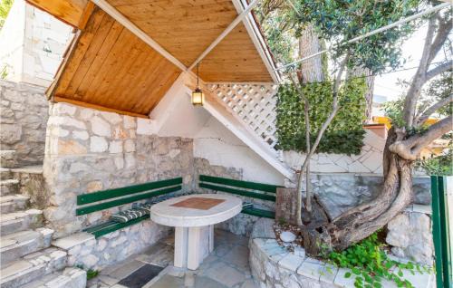 Gorgeous Apartment In Lokva Rogoznica With Wifi