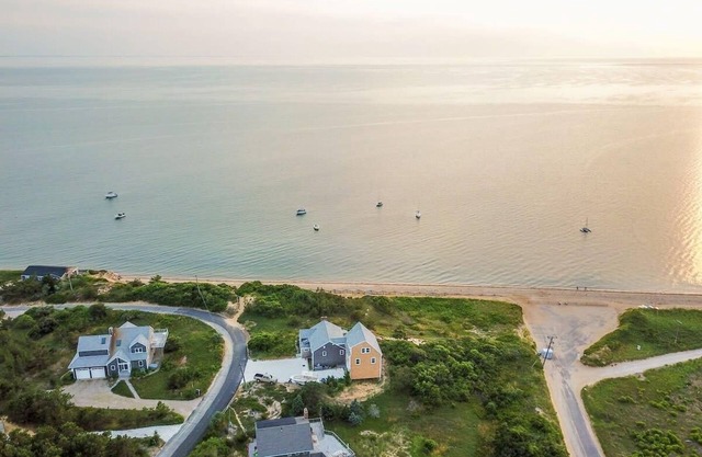 # 436: Magnifique propriété architecturale au bord de l'eau, enveloppant le pont avec une vue imprenable!