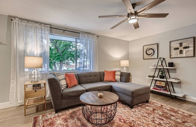 Gorgeous Arvada home-Fenced yard-Pet Friendly-Hot Tub