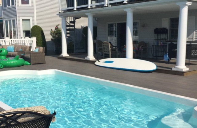 Magnifique propriété Bay Front avec glissement de bateau et piscine