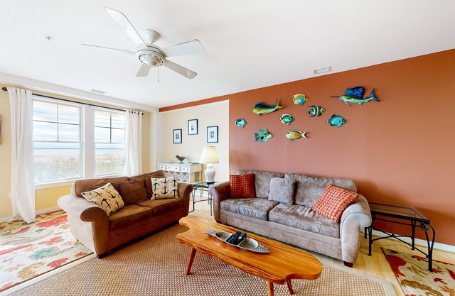 Gorgeous bay-view condo with grills, pool, gym & balcony