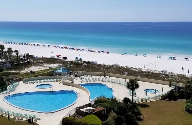 GORGEOUS BEACHFRONT VIEWS!! FREE BEACH SET UP, PRIVATE BEACH, POOL, SPA, AND GYM