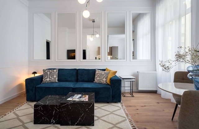 Gorgeous & Bright 2BR Condos - Steps from Old Town