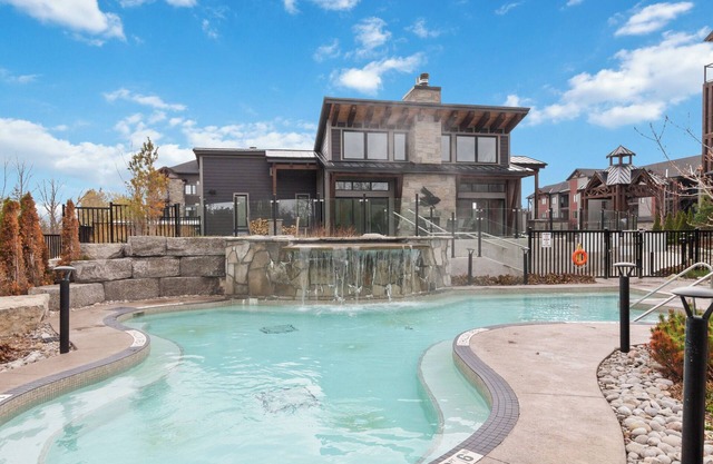 Gorgeous 2br condo in Blue Mountain w/pool - beside the Scandinavian Spa!