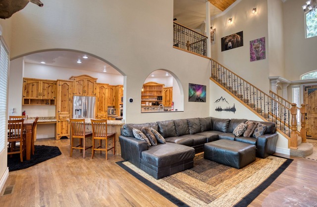 GORGEOUS CABIN MOUNTAIN RETREAT-GAME ROOM-KAYAKS-BIKES-HAS A/C 3000 sq ft