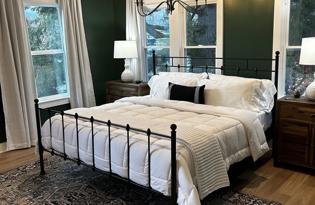 Gorgeous Carriage House near KYCOM - Minimum 14 day stay