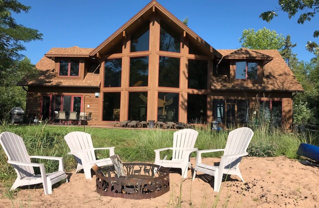 Magnifique chalet supérieur - Sentiers de motoneige / VTT à 100 mètres de la porte d'entrée!
