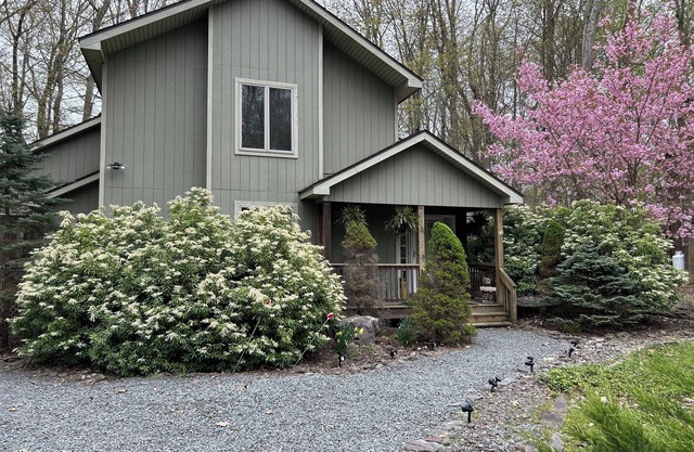 Gorgeous Chic Mountain home in beautiful Pocono Lake with WiFi, AC, and hot tub