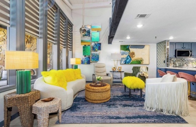 Gorgeous condo with patio and lake view in Monkey Island near Shangri-La.