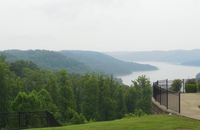 Gorgeous Condo with view overlooking Center Hill Lake