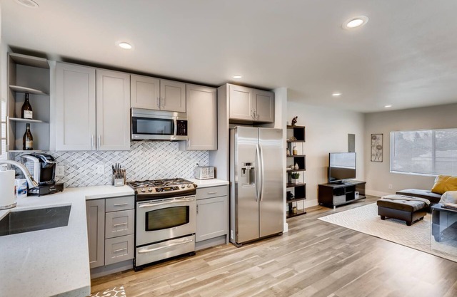 ♫ Gorgeous, Contemporary ♦ 4 BDRM / 2 BATH Home ✨
