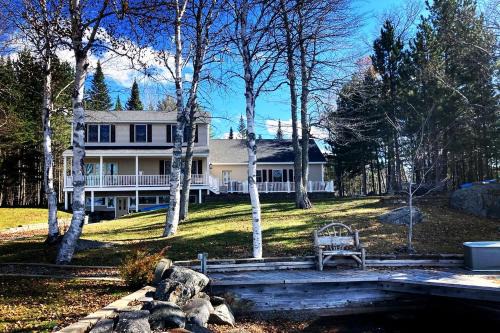 Gorgeous Cottage with Hot-tub and Games in Beaver Cove, Maine
