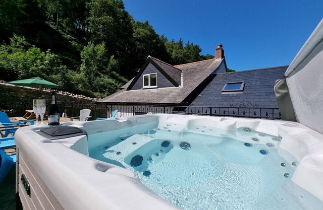 Gorgeous Country Cottage w/hot tub