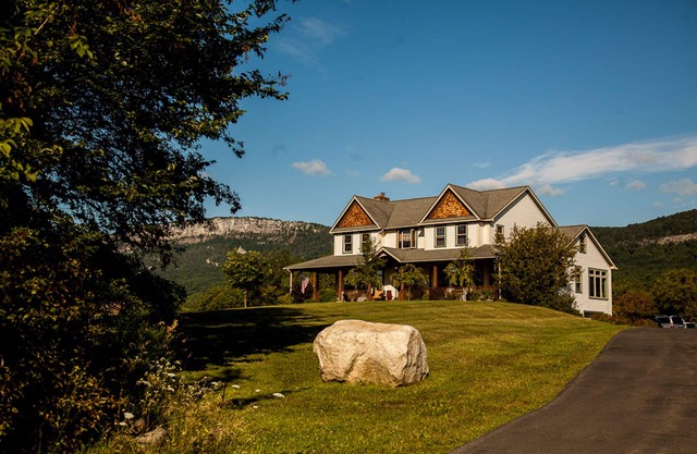 Escapade à la campagne avec vue panoramique sur les Gunks, bain à remous, piscine, foyer et plus