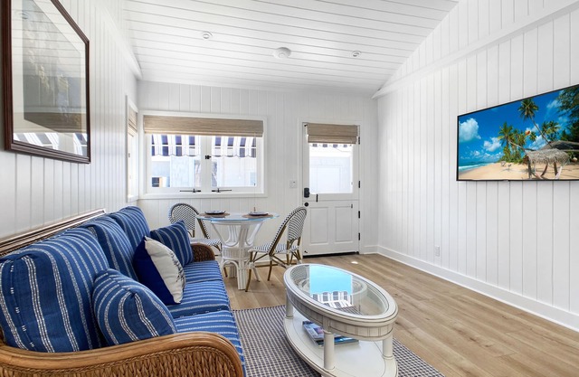 SPECIAL 3/3 - 4/1 84./NT. GORGEOUS DESIGNER COTTAGE 3 Min. Walk to Beach!
