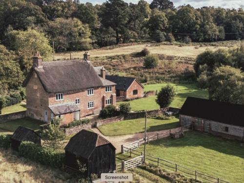 Gorgeous English Farmhouse Holiday Cottage for 9 and a half