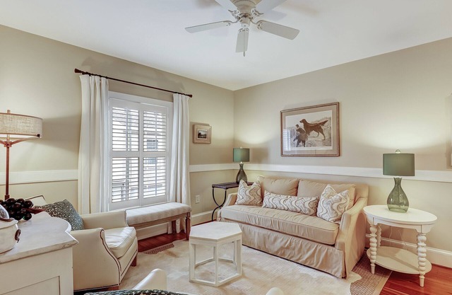 Gorgeous Executive Rental Downtown, Heated Pool Access, By Southern Belle Savannah