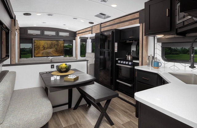 Gorgeous Family Friendly Rentable RV Close To Attractions in Branson!