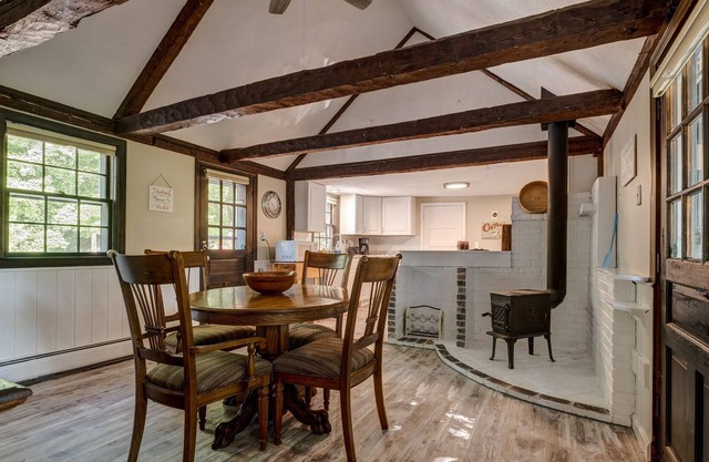 Gorgeous Farmhouse -Come See the Foliage!
