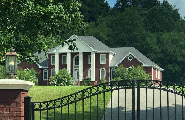 Magnifique maison fermée - parfait pour les réunions de famille, les mariages, les événements aussi!