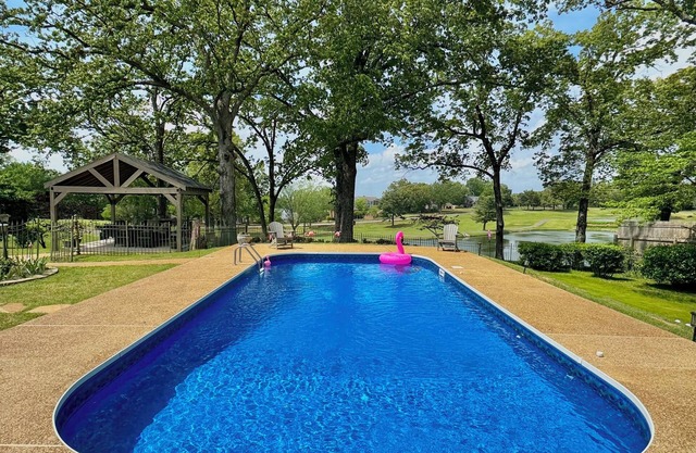 Single story, beautiful and spacious home with a lovely golf course view .