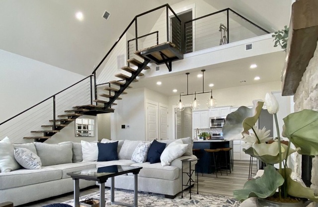 "Grand Getaway" New Construction! Pool, lighthouse, lake/docks, Ipad technology!