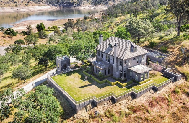 Gorgeous Hilltop Villa Overlooking Lake