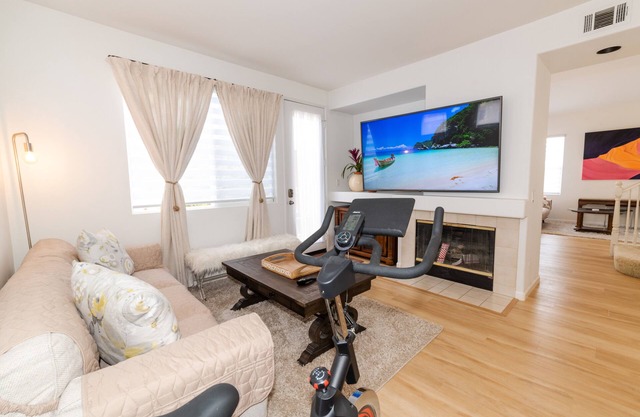 Gorgeous Home 2 Miles to Beaches Old Town Ventura