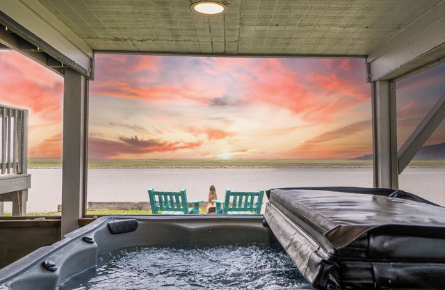 Gorgeous Home on Sargent Beach & ICW! w/ Screen Porch & Hot Tub