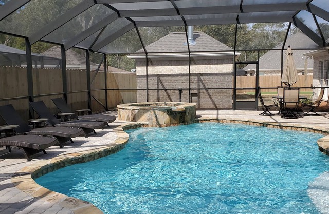 NOUVELLE CONSTRUCTION - à venir le 1er mars 2020 - 24 personnes 7BR / 6BA - Piscine privée / Hot -