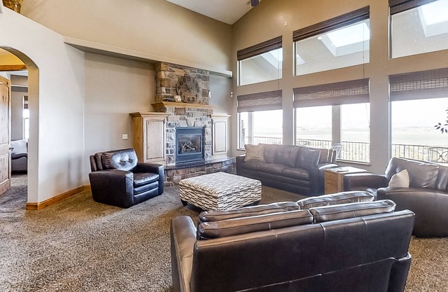 Gorgeous home w/private pool & hot tub/patio/balcony/home theater - near lakes!